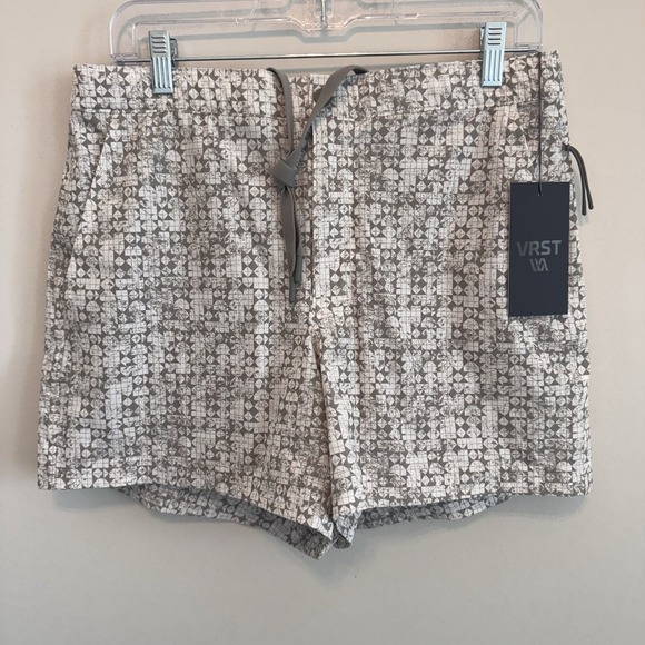 VRST Other - VRST Men's 5" Resort Short White Silver Stamped Geo Print Medium NWT Quick Dry